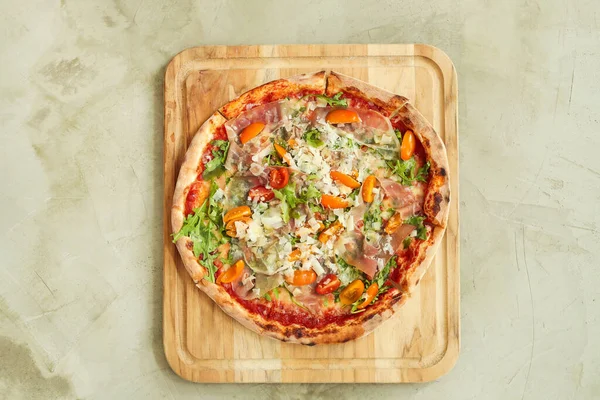 Yiyecekler. Masada nefis bir pizza