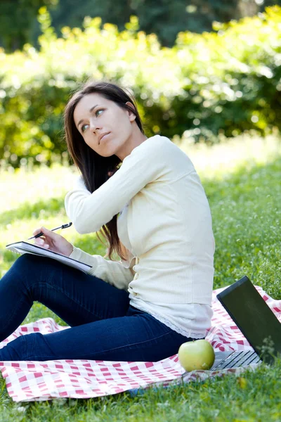 Mujer Joven Estudiando Parque Verde — Foto de Stock