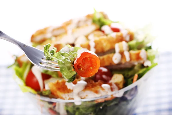 健康沙拉 碗里有鸡肉和蔬菜 — 图库照片