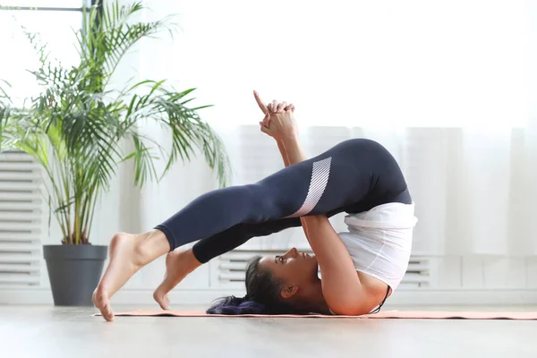Mujer Joven Practicando Yoga Casa —  Fotos de Stock