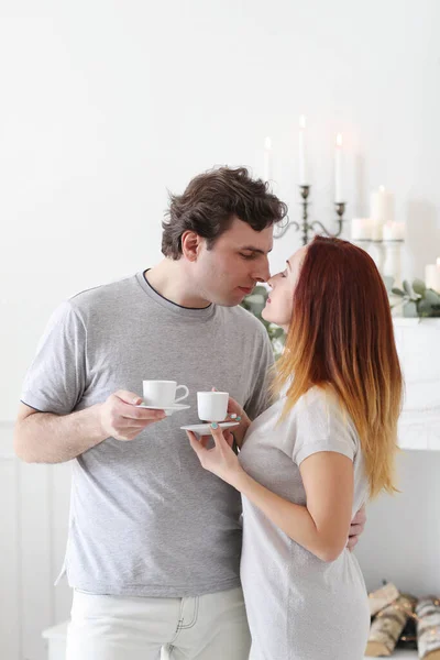 Junges Und Nettes Paar Frühstückt Morgens Mit Frischem Kaffee — Stockfoto