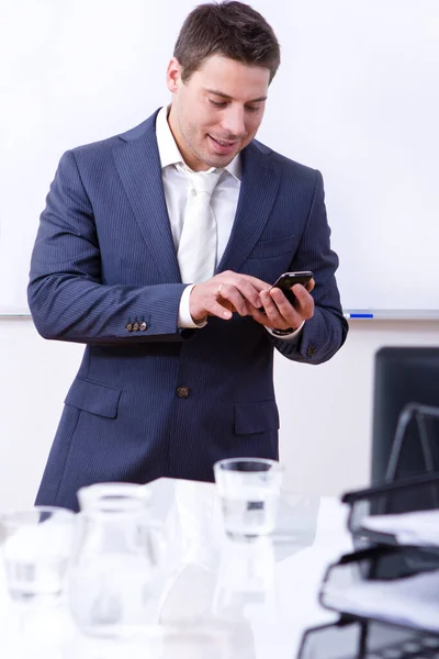 Homme Affaires Prospère Utilisant Téléphone Portable Dans Son Bureau — Photo