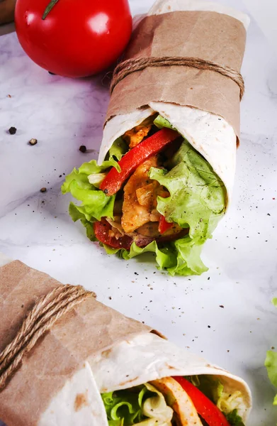 Essen Tortilla Auf Dem Tisch — Stockfoto