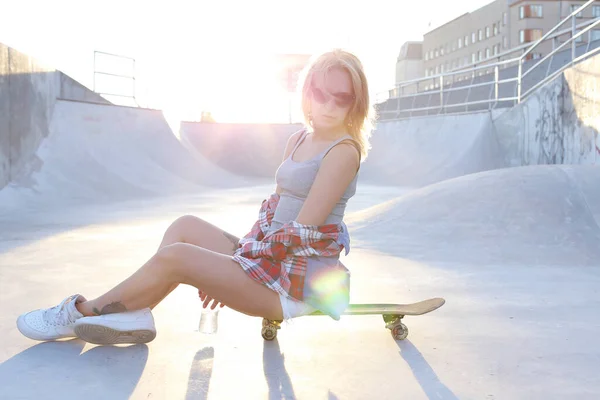 Sexy Jovem Mulher Reaxling Parque Skate — Fotografia de Stock
