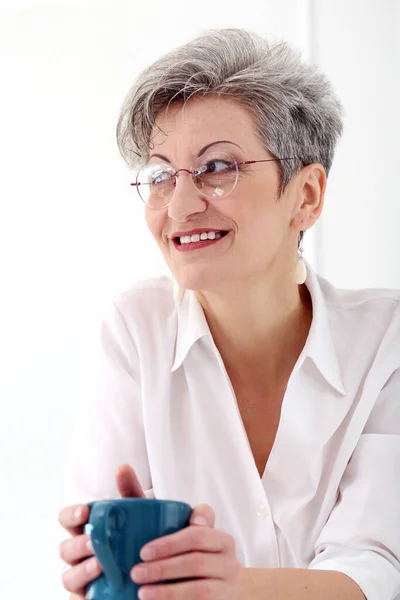 Mulher Velha Feliz Com Xícara Chá — Fotografia de Stock