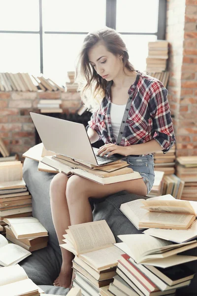 Educación Libros Una Mujer Encantadora Biblioteca —  Fotos de Stock