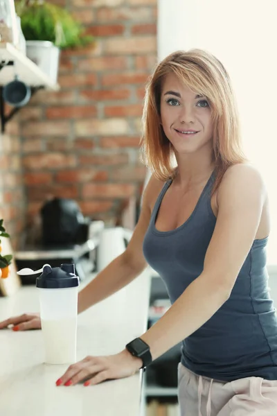 ライフスタイル 素敵な女性 ホーム — ストック写真