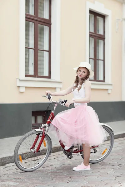 Rua Mulher Com Bicicleta Livre — Fotografia de Stock