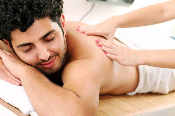 Jovem Bonito Cara Gostando Massagem Terapêutica — Fotografia de Stock