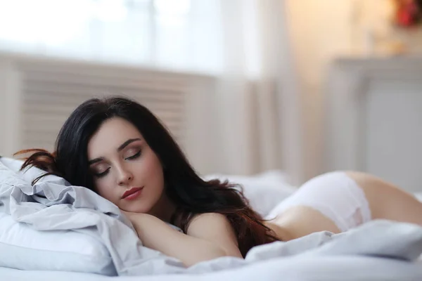 Uyku Zamanı Yatakta Güzel Kadın — Stok fotoğraf