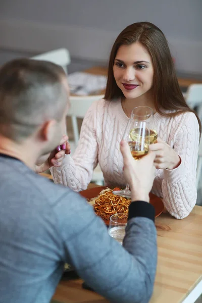 美丽可爱的夫妇在餐馆里吃饭 — 图库照片