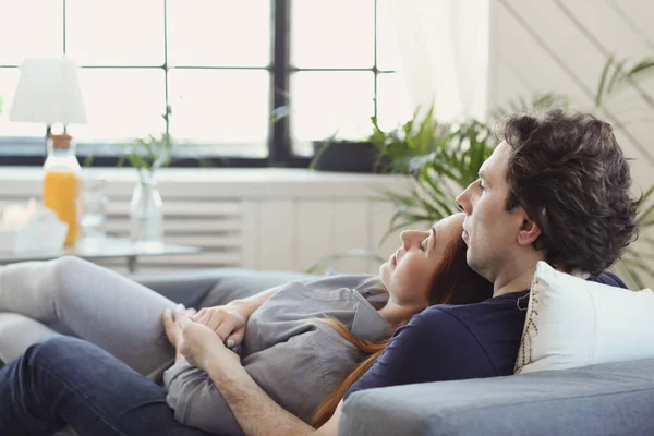 Schönes Junges Paar Genießt Zusammen Hause — Stockfoto