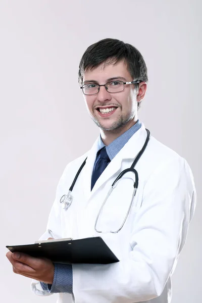 Młody Lekarz Stetoskop Schowek Szarym Tle — Zdjęcie stockowe