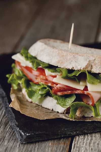 Comida Delicioso Gran Sándwich Sobre Mesa — Foto de Stock