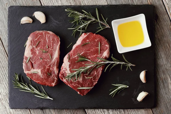 Seasoning Raw Meat Cutting Board — Stock Photo, Image