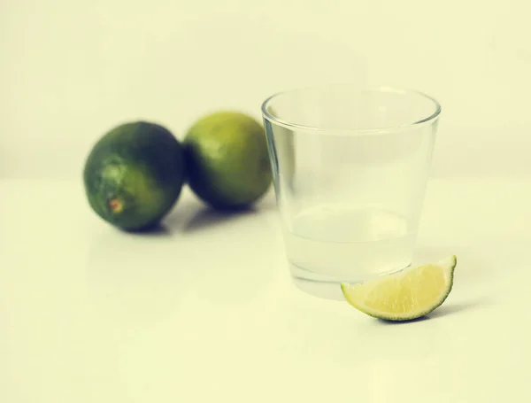 Citrusfrukter Saftig Lime Med Ett Glas — Stockfoto