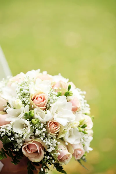 关门的美丽和新鲜的新娘鲜花花束 — 图库照片