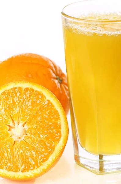 Jus Orange Frais Froid Sur Fond Blanc — Photo