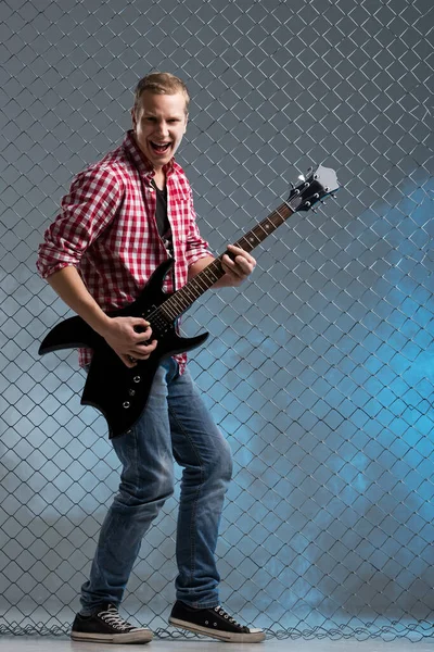 Müzik Ses Çit Arkasında Gitar Olan Bir Müzisyen — Stok fotoğraf