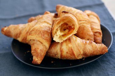 Fırın. Tabakta bir yığın kruvasan var.