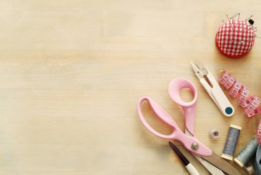 Tabloda dikiş araçları