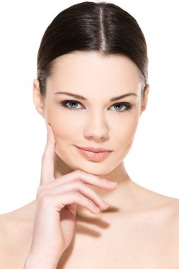 Beyaz arka planda sevimli, çekici bir kadın.