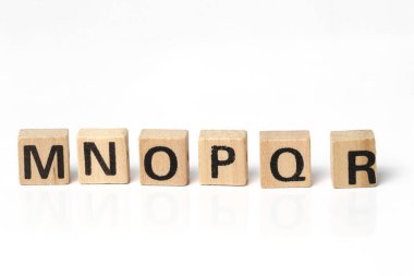 Kelimeler. Beyaz arkaplanda oyuncak tuğlalar