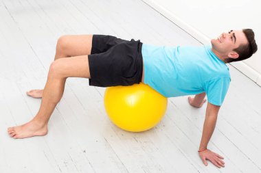 Spor. Topla egzersiz yapan adam.