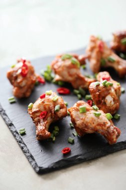 Yemek ve yemek. Kızarmış tavuk bacağı.