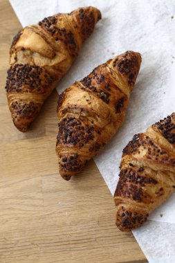 Yiyecekler. Masada lezzetli kruvasan var.