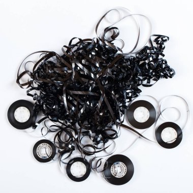 Beyaz arkaplanda karışık ses bandı