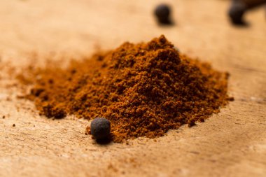 Baharatlar. Masada bir sürü baharat var.