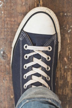 Yerde klasik spor ayakkabılar.