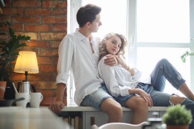 İlişki. Mutfakta sevimli bir çift var.