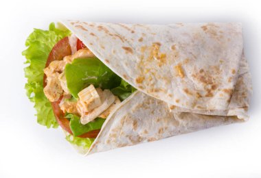 Beyaz arka planda lezzetli tortilla