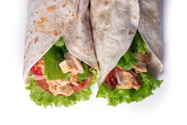 Beyaz arka planda lezzetli tortilla