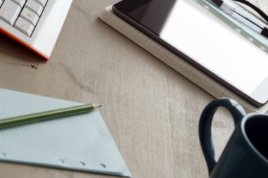 Çalışma alanı. Ofisteki masada duran eşyalar.