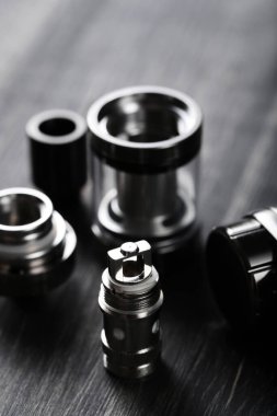 Tahta masada buharlaştırma cihazı var.