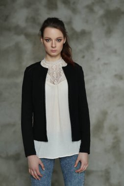 Beton arka planda bir kadın