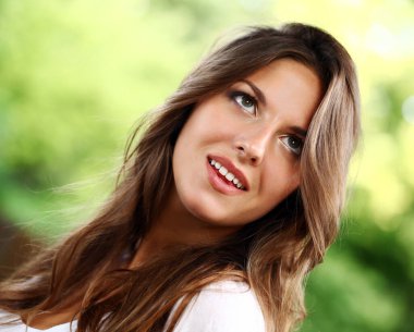 kıvırcık saçlı güzel kadın portresi