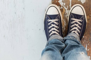 Yerde klasik spor ayakkabılar.