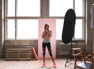 Pembe arka planda güzel bir kız