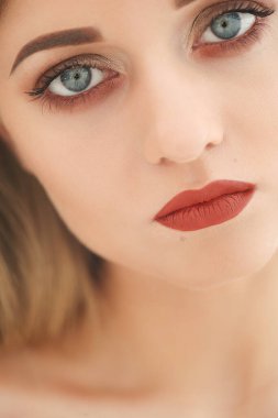 Yumuşak tenli güzel bir kadın.