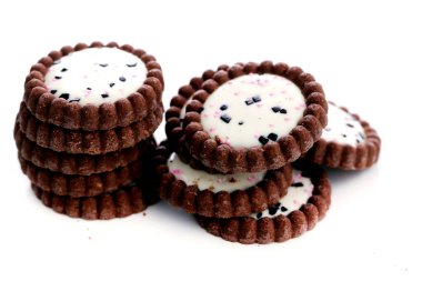 Şeker yığını. Çıtır çıtır, lezzetli kurabiyeler masada.