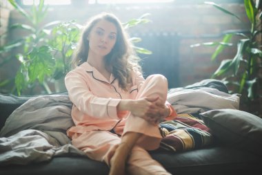 Sabah eğlence. Kadın yatakta yatıyor