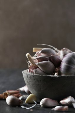 Yemek malzemesi. Masada sarımsak