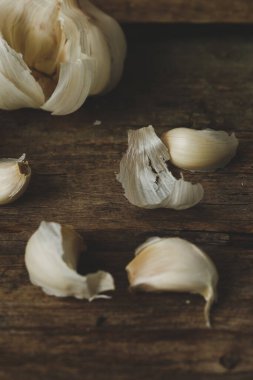 Tahta masada beyaz sarımsak.