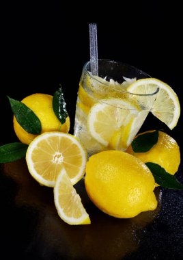 Siyah arka planda taze ıslak limonlu kokteyl.