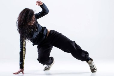 Beyaz arka planda hip-hop dansçısı