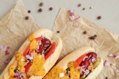 Yiyecekler. Masada nefis bir sosisli.